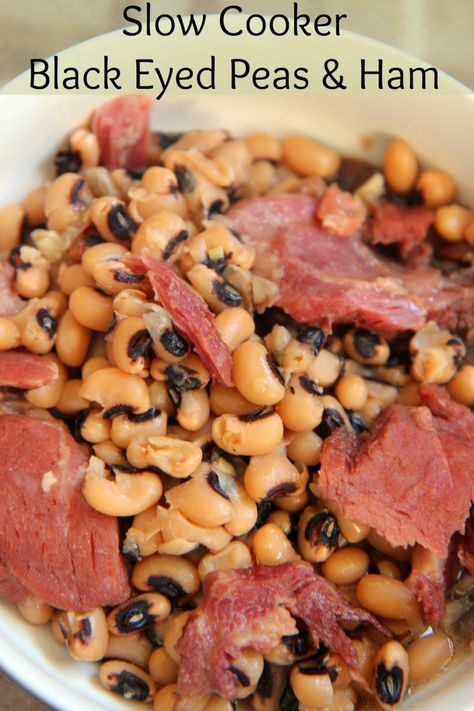 This easy slow cooker recipe uses a bag of dried black eyed peas, a ham bone, a little garlic and lots of time in the crockpot! Black Eyed Peas And Ham, Dried Black Eyed Peas, Pea Dinner, Ham Slow Cooker, Black Eyed Peas Recipe Crock Pot, Slow Cooker Black Eyed Peas, Blackeyed Pea Recipes, Cooking Ham In Crockpot, Cooking Black Eyed Peas