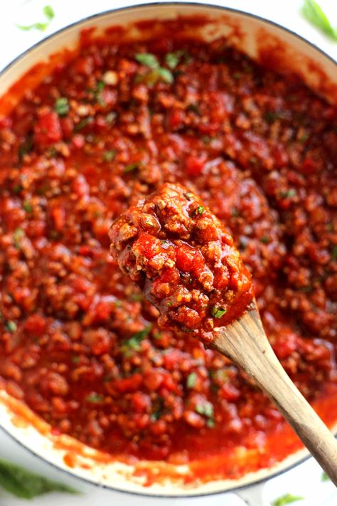 Homemade spaghetti sauce with ground meat and fresh basil Easy Homemade Spaghetti Sauce Quick, Spaghetti Meat Sauce Recipe, Spaghetti With Meat Sauce, Meat Sauce Spaghetti, Meat Sauce Recipe Easy, Homemade Spaghetti Meat Sauce, Best Homemade Spaghetti Sauce, Homemade Spaghetti Sauce Easy, Sauce Spaghetti