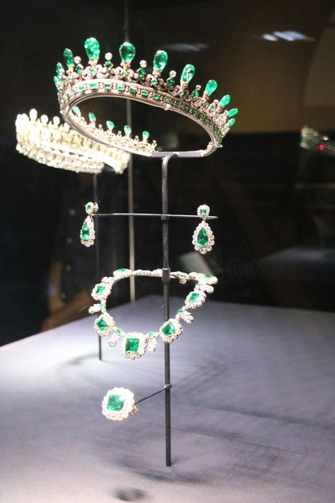 Emerald Tiara, British Crown Jewels, Royal Crown Jewels, Queens Jewels, Emerald Earrings Drop, English Royal Family, Royal Crowns, Queen Jewelry, Pearl Tiara