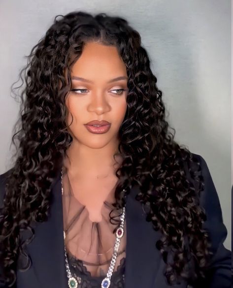 Fenty Cop on Twitter: "Rihanna at 18 Rihanna at 34 https://t.co/hMcboB8d5L" / Twitter Rihanna Long Hair, Rihanna Curly Hair, Beyonce Curly Hair, Rihanna Hair, Rihanna Face, Fenty Rihanna, Long Curly Haircuts, Beyonce Hair, Rihanna Hairstyles