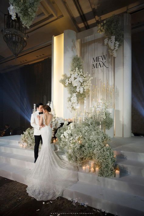 Altar Wedding Indoor, Ceiling Flower Installation, Wedding Altar Ideas Indoor, Korean Wedding Venues, Ballroom Wedding Decor, Ballroom Decor, Indoor Wedding Decorations, Bridal Backdrops, Dream Wedding Reception