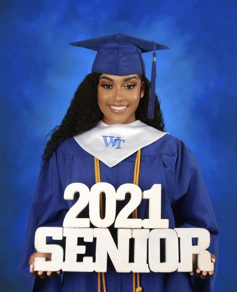 Graduation Cap Pictures, Senior Pictures Hairstyles, Graduation Outfit College, High School Graduation Pictures, College Graduation Pictures, Graduation Photography Poses, Senior Photo Outfits, Graduation Poses, High School Senior Pictures