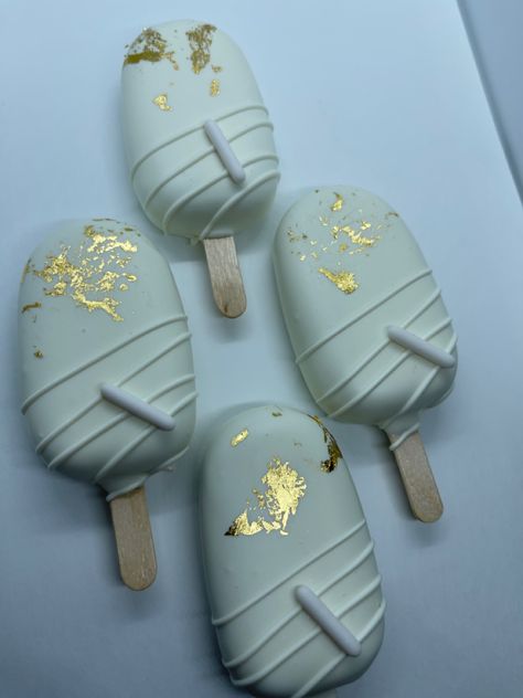 This design is perfect for any occasion! So simple but cute! Simple Cakesicles, White Cakesicles, Wedding Treats, Sharing Economy, Elegant Cakes, Wedding Beach, Cake Desserts, Sugar Cookie, Cake