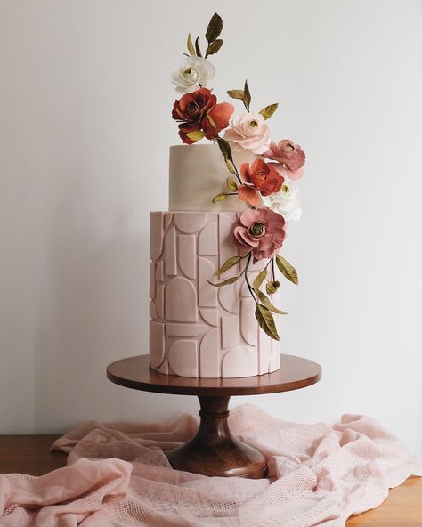 Ranunculus Cake, Portrait Cookies, Nutmeg Cake, Cake 2023, Nice Cakes, Geometric Cake, Pastry Design, Mauve Blush, Elegant Birthday Cakes