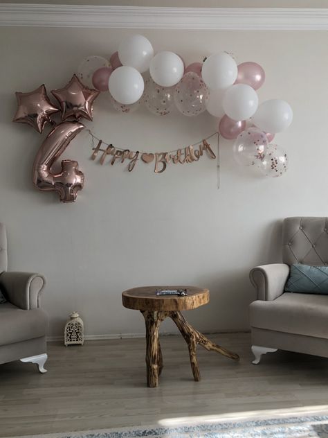 Minimal Balloon Decor, Simple Birthday Balloon Decorations, Mother Birthday Decoration Ideas, Simple Bday Decor, Minimalist Birthday Decor Simple, Minimal Birthday Decor, Simple Birthday Backdrop, Small Birthday Decorations Simple, Happy Birthday Decoration Ideas