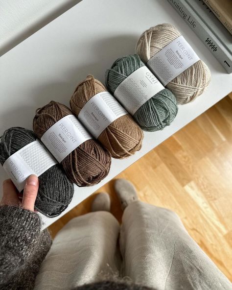 Patricia Bagienski - Grandits (@strick.yoga) | Profil Instagram Tejer Aesthetic, Crochet Asthetic Picture, Crafty Aesthetic, Aesthetic Knitting Ideas, Crocheting Aesthetic, Knit Aesthetic, Yarn Aesthetic, Crochet Blanket Scarf, Crochet Instagram