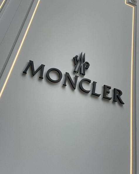 Iphone Designer Wallpaper, Moncler Wallpaper Iphone, Luxury Brands Wallpaper, Luxury Clothing Branding, Moncler Wallpapers, Designer Brands Wallpaper, Clothing Brand Marketing Ideas, Designer Brands Aesthetic, Moncler Aesthetic