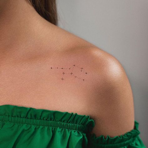 15 Collarbone Tattoo Ideas For Every Aesthetic and Style Stars Tattoo Designs, Under Collar Bone Tattoos, Collarbone Tattoo Ideas, Tattoo Pisces, Match Tattoo, Hand Butterfly, Collarbone Tattoos, Wrist Bracelet Tattoo, Kids Tattoo