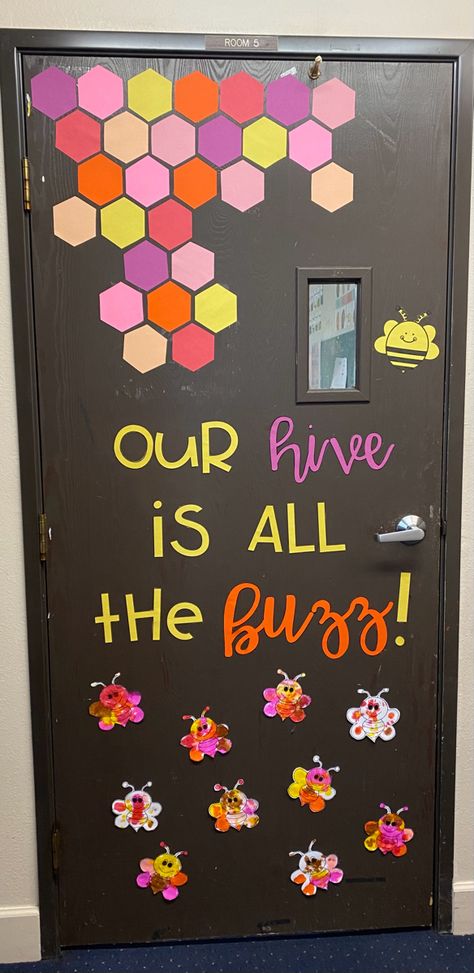 Bumblebee Classroom Theme, Bee Hive Classroom Theme, Beehive Classroom, Bumble Bee Classroom, Class Door Decorations, Preschool Door, Different Bees, English Classroom Decor, Bee Themed Classroom