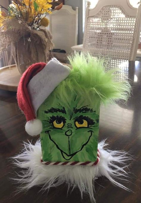 Grinch Christmas Crafts Diy, Grinch Blocks, Grinch Wood Crafts, Diy Grinch Crafts, Grinch Wood Blocks, Wooden Grinch Ideas, Grinch Painting On Wood, Grinch Goodies, The Grinch Wooden Crafts