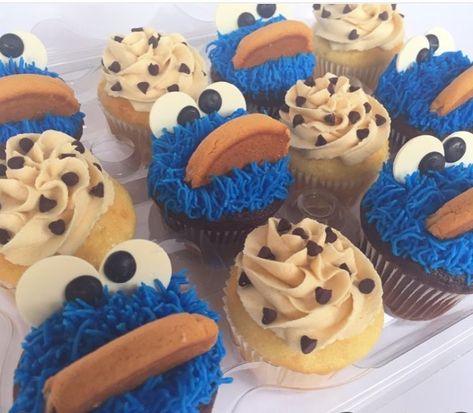 Cookie Monster party Gökkuşaği Pasta, C Is For Cookie, Cupcake Recipes For Kids, Cookie Monster Birthday Party, Cookie Monster Cupcakes, Monster 1st Birthdays, Cookie Monster Party, Cookie Monster Birthday, Easy Cupcake Recipes