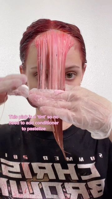 Red Pink Hair Color Ideas, Red Hair With Honey Money Piece, Mahogany Hair With Money Piece, Colored Hair With Money Piece, Strawberry Money Piece, Burgundy Hair Pink Money Piece, Pastel Pink Money Piece Hair, Copper Hair With Pink Money Piece, Peach Money Piece Hair