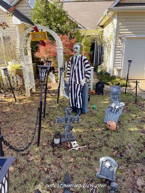 Beetlejuice Graveyard, Halloween Graveyard Decorations, Graveyard Decorations, Front Yard Halloween, Black Beetlejuice, Beetlejuice Characters, Beetlejuice Party, Front Of A House, Three Birthday