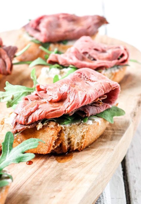 Roast Beef Appetizers, Beef Appetizers, Grill Sandwich, Crostini Appetizers, Crostini Recipes, Boursin Cheese, Red Food, Healthy Appetizers, Appetizer Dips