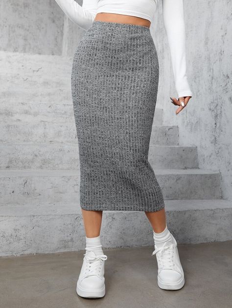 Grey Pencil Skirt Outfit, Knitted Skirt Outfit, Long Tight Skirt, Pencil Skirt Outfits Casual, Long Grey Skirt, Knit Skirt Outfit, Pencil Skirt Casual, Long Pencil Skirt, Spring Outfits Dresses