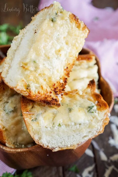 Blue Cheese Recipes Appetizers, Cheese Recipes Dinner, Best Garlic Bread Recipe, Blue Cheese Pasta, Garlic Butter For Bread, Blue Cheese Butter, Cheese Garlic Bread, Bread Garlic, Blue Cheese Recipes