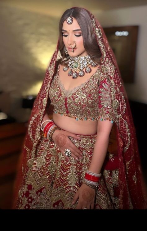 Maroon Bridal Lehenga Jewellery, Bridal Jwellery Trending 2024, Sleek Bun With Bangs, Lehenga Draping, Lehenga Makeup, Indian Outdoor Wedding Decor, Maroon Bridal Lehenga, Organza Veil, Heavy Bridal Lehenga