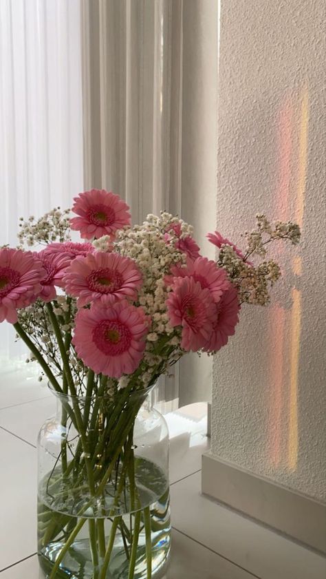 Flower Asthetics Photos, Flowers In Bedroom, Fresh Flowers Aesthetic, Giving Flowers, Flowers Vase, Boquette Flowers, Nothing But Flowers, Flowers Bouquet Gift, Flowers Aesthetic