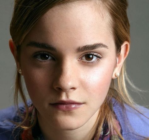 emma watson | Flickr - Photo Sharing! Emma Watson Eyebrows, Grow Eyebrows Thicker, Minimalist Beauty Routine, Bold Eyebrows, Emma Watson Pics, Thick Hair Remedies, How To Grow Eyebrows, Thick Brows, Fill In Brows