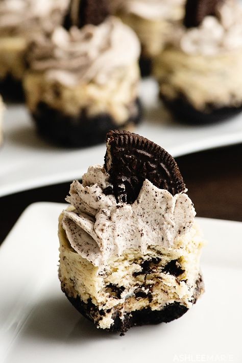 Instapot Easter Recipes, Instant Pot Cheesecake Bites, Dense Cheesecake Recipe, Dense Cheesecake, Mini Oreo Cheesecake Bites, Caramel Cheesecake Bites, Mold Recipes, Oreo Cheesecake Bites, Mini Oreo Cheesecake