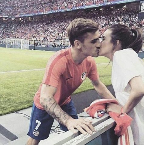 Public: Star player Griezmann managed to take some time out during a match to have a celebratory kiss with his girlfriend Erika Soccer Relationships, Football Relationship Goals, Cute Soccer Couples, Football Relationship, Soccer Couples, Football Girlfriend, Football Couples, Shotting Photo, Antoine Griezmann