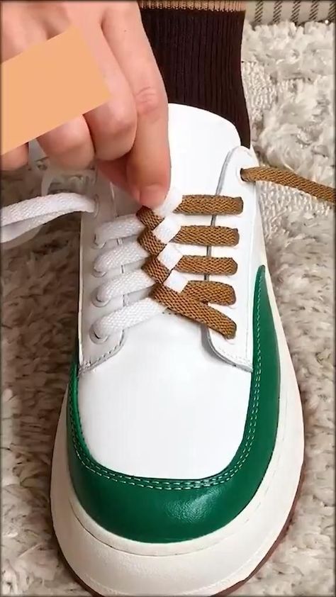 Shoe Lace Hacks, Simpul Dasi, Shoe Lacing Techniques, Bloxburg Basement, Ways To Lace Shoes, How To Tie Shoes, Diy Clothes Hacks, Diy Clothes And Shoes, Shoes Hack