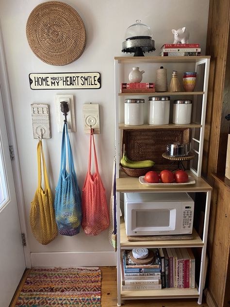 Snack Storage Ideas Small Spaces, Thrifted Kitchen Decor, Cheap Decorating Ideas For Apartment, Clever Storage Ideas For Small Spaces, Small Kitchen Ideas Organization, Old Apartment Decorating Rental, Small Space Storage Ideas, Tiny House Storage Ideas, Small Apartment Hacks