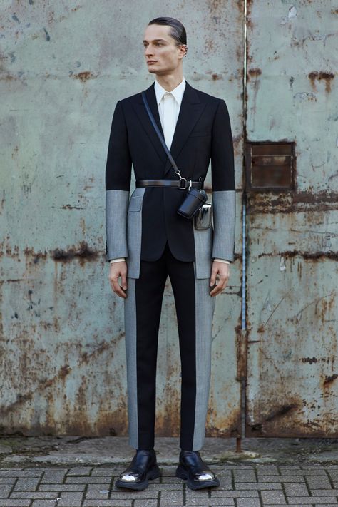 Alexander Mcqueen Menswear, Groomsmen Fashion, Suit Inspiration, Men Fashion Summer, Lifestyle Advice, Glam Punk, Menswear Details, Character Fashion, Formal Clothes