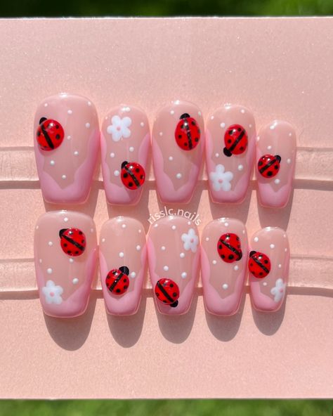 Design Nails Art, Ladybug Nails, Cute Ladybug, Fake Nails Designs, Luxury Press On Nails, Halloween Acrylic Nails, Cute Simple Nails, Nail Art Designs Diy, Really Cute Nails