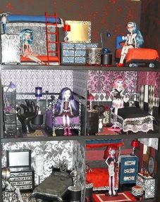 Tons of tutorials and pictures to make a Monster High dollhouse and furniure...many furniture tutorials are videos. Monster High Display Ideas, Monster High Display, Monster High Printables, Monster High Crafts, Monster High Collection, Monster High Dollhouse, Make A Monster, Monster High House, Diy Monsters