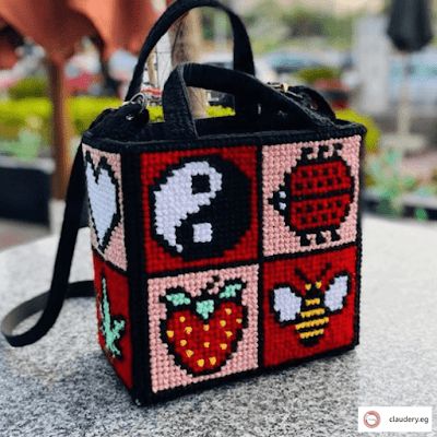 Diy Purses And Bags Patterns, Plastic Canvas Cross Stitch Patterns, Beaded Bag Ideas, Crochet Canvas Bag, Plastic Canvas Bag Pattern, Plastic Canvas Purse Patterns Free, Plastic Canvas Stitches Patterns, Embroidery Plastic Canvas, Crochet Pixel Bag