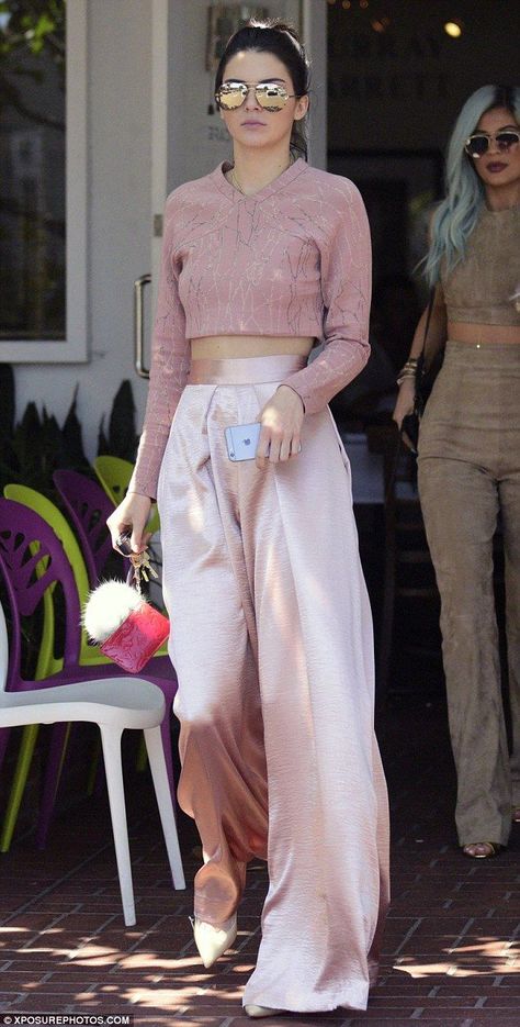 Monica Rose, Kendall Jenner Street Style, Kyle Jenner, Kendall Style, Kendall Jenner Outfits, Jenner Outfits, Jenner Style, Kendall Jenner Style, Silk Pants