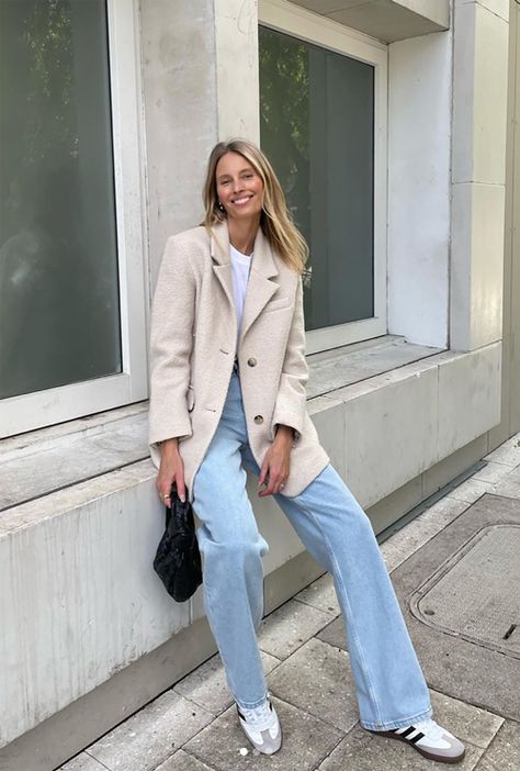 Cream Blazer Outfit, Bottega Veneta Jodie Mini, Casual Denim Outfits, Le Catch, Bottega Veneta Jodie, Quoi Porter, Beige Blazer, Corporate Outfits, Blazer Beige