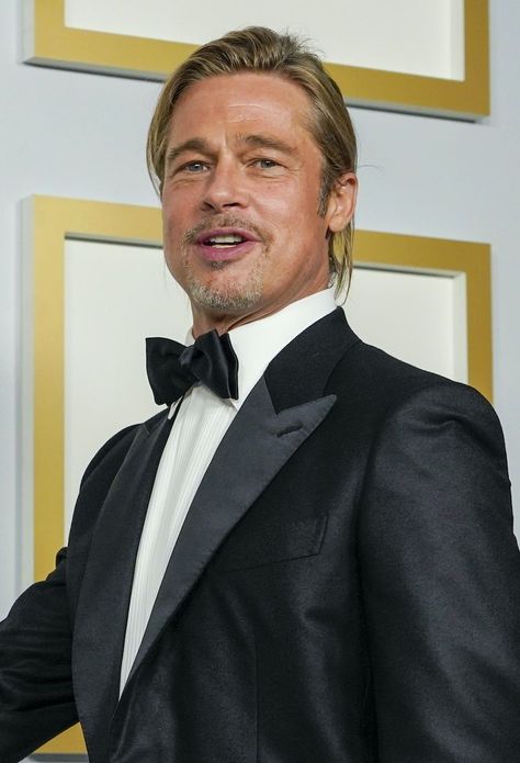 Brad Pitt opens up about suffering with "face blindness" Brad Pitt Pictures, Bradley Pitt, Brad Pitt Photos, Golden Globe Winners, Hairstyle Bun, Keanu Charles Reeves, Fitness Trends, Blockbuster Movies, Billie Holiday