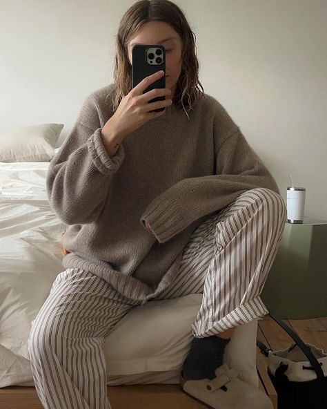 6 Los Angeles Trends to Try for Spring | Who What Wear Socks Over Leggings, Brittany Bathgate, Striped Pajama Pants, Cosy Jumper, Longline Jacket, Athletic Looks, Turtle Neck Jumper, Striped Pyjamas, Autumn Clothes