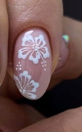 Summer Nail Designs Flowers, Summer Nails White Flowers, Flower Design On Nails Simple, White Flower On Nails, Cute Summer Nails Hibiscus, Nail Art Hawaiian Flower Tropical, White Hawaiian Flower Nails, Shalak Nail Ideas, Hibiscus Flower Toe Nails