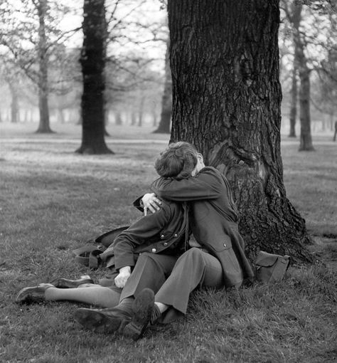 An English ATS And Eighth Air Force Sergeant Enjoy A Blissful Kiss, 1945 Old Fashioned Love, Hyde Park London, Vintage Kiss, Vintage Couples, Men Kissing, Black And White Photograph, Vintage Romance, The Embrace, Love Kiss