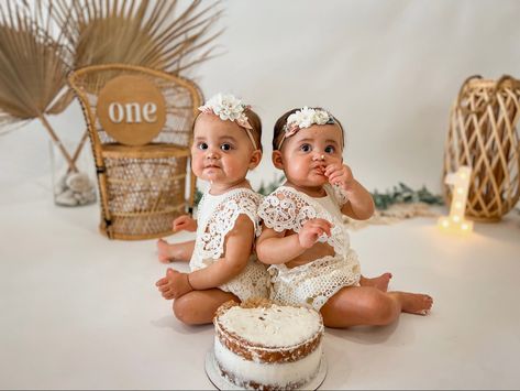 Twin 1st Birthday Photoshoot, Twins One Year Photoshoot, Twin Birthday Pictures, Twins Cake Smash, Twins Photoshoot, Twin Cake Smash, Boho Photoshoot, Twin Pictures, Birthday Boho