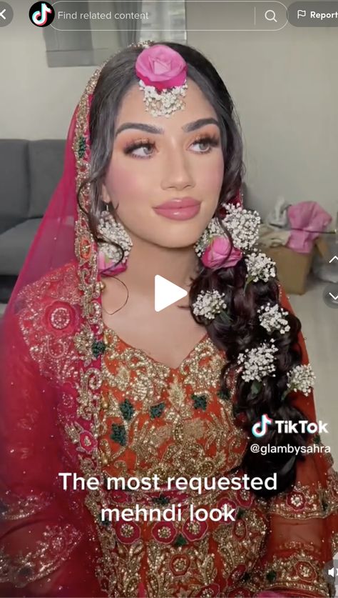 Holud Hairstyles, Pakistani Wedding Hair, Bridal Mehndi Outfit, Mehndi Outfit Bridal, Desi Bridal Makeup, Indian Bridal Mehndi, Mehndi Hair, Pakistani Wedding Hairstyles, Makeup Pakistani