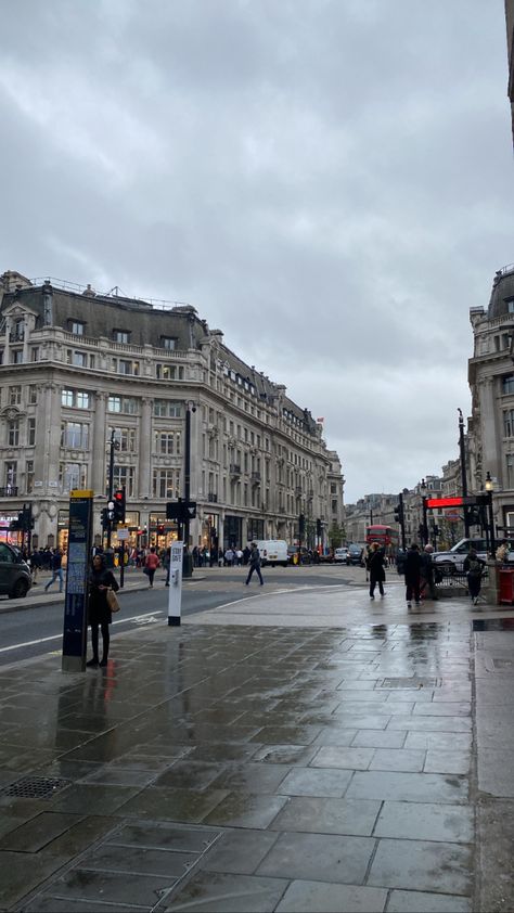 London Weather Aesthetic, Romanticising Winter, Fake Travel, London In Winter, Uk Pictures, London Rain, London Weather, Gray Clouds, Oxford Street London