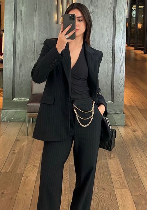 Business Meeting Attire, Corporate Style Women, Professional Work Clothes, Clothes Business, Fashion Show Dresses, Women's Office, Executive Fashion, Professional Work Outfit, Lawyer Outfit