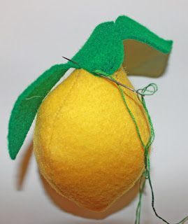 While Wearing Heels: I heart fake food - Lemon Tutorial Felt Food Patterns, Felt Food Diy, Felt Fruit, Thread And Needle, Felted Crochet, Laid Off, Felt Play Food, Green Thread, Lemon Decor