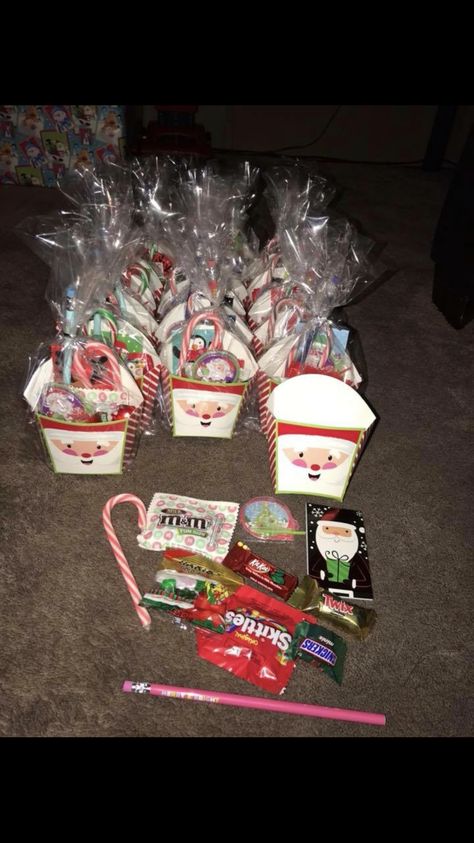 Cheap Christmas Goodie Bags, Goodie Bag Christmas Ideas, Christmas Gift Bag Ideas For Friends, Christmas Candy Bags For Kids, Cute Christmas Goodie Bag Ideas, Christmas Candy Basket Ideas, Candy Bar Christmas Ideas, Kids Christmas Goodie Bag Ideas, Christmas Goodie Bags For Kids School