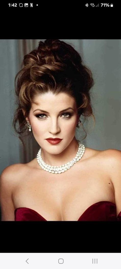 Lisa Marie Presley 90s, Lisa Presley, Presley Family, Elvis Presley Family, Linda Thompson, Scene Punk, Elvis Presley Images, Marie Presley, Goth Scene