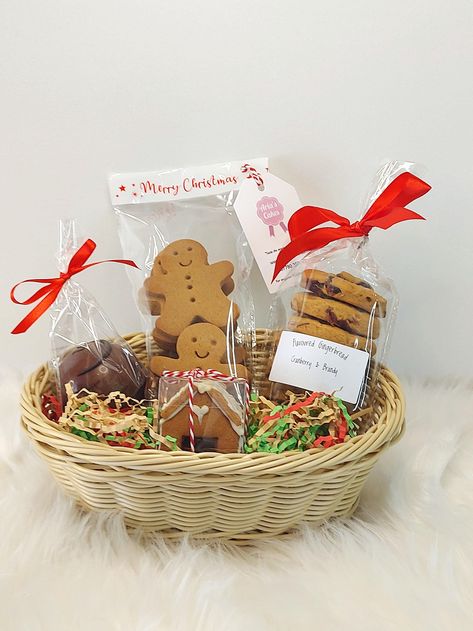 Baked Goods Basket, Diy Christmas Hampers, Baked Goods Packaging, Christmas Baked Goods, Diy Christmas Treats, Mini Gingerbread House, Gingerbread Gifts, Christmas Spices, Christmas Hamper