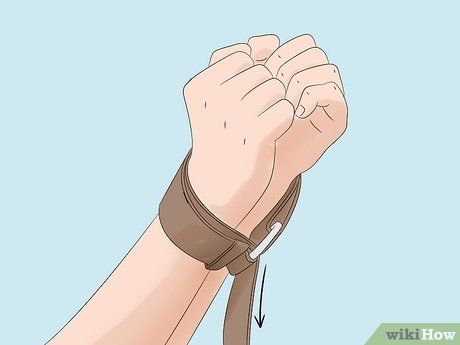 How To Make Handcuffs Out Of A Belt, Belt Handcuffs Tutorial, Diy Body Harness, Belt Handcuffs, How To Tie A Belt, Romantic Games, Diy Belt, Leather Handcuffs, Diy Belts