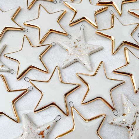 A collection of handmade star ornaments with gold Ceramics Ornaments, Christmas Coffee Table Decor, Clay Christmas Decorations, Ceramic Christmas Decorations, Christmas Clay, Polymer Clay Christmas, Keramik Design, Clay Ornaments, Gold Border