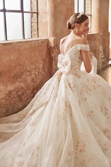 Modern Ballgown, Wedding Dresses Whimsical, Organza Wedding, Bridal Outfit, Pretty Rose, Floral Wedding Dress, American Pie, Designer Bridal Gowns, Ivory Bridal