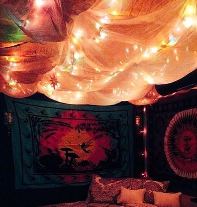 Ceiling and wall on side on bed covered with tapestry and lights Ceiling Tapestry Aesthetic, Tapestry From Ceiling, Ceiling Tapestries Bedroom, Tapestry On Wall And Ceiling, Bedroom Ceiling Tapestry, Tapestry Ceiling Ideas, Tapestry Ceiling Hanging, Tapestries On Ceiling, Tapestry And Lights