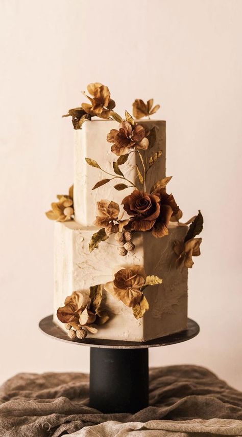 Most Beautiful Wedding Cakes, Wedding Cake Centerpieces, Wedding Cake Options, Pretty Wedding Cakes, Black Wedding Cakes, Traditional Wedding Cake, Wedding Cake Ideas, Fresh Flower Cake, Wedding Cake Recipe